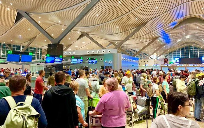 Chiều 18/2, 350 khách Nga vừa đặt chân tới sân bay Cam Ranh (ảnh Nguyễn Thủy)
